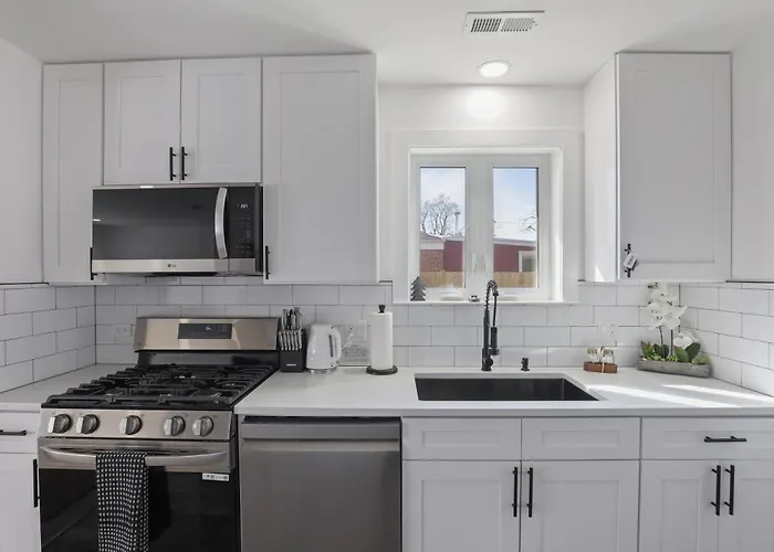 Modern Near Rosemont Allstate Arena O'hare Holiday home
