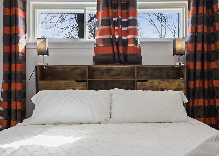 Modern Near Rosemont Allstate Arena O'hare Holiday home *