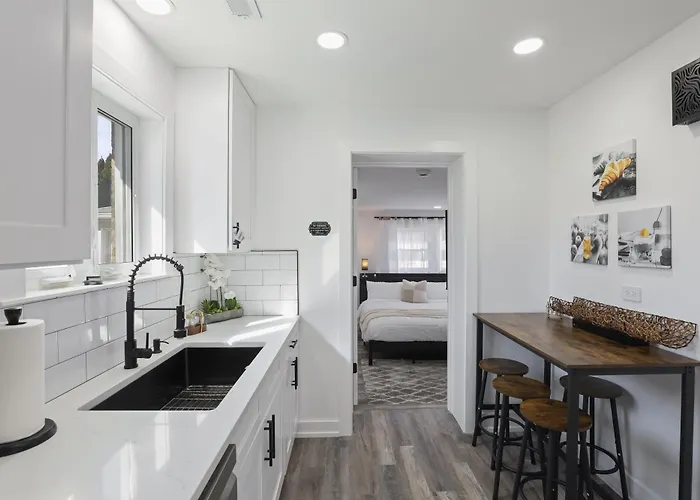 Modern Near Rosemont Allstate Arena O'hare * Des Plaines