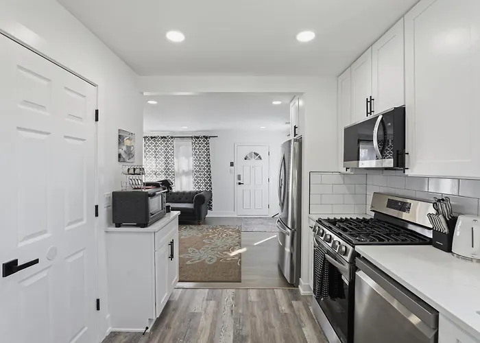 Modern Near Rosemont Allstate Arena O'hare *