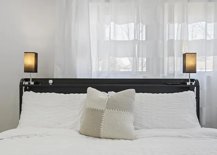 Modern Near Rosemont Allstate Arena O'hare Holiday home