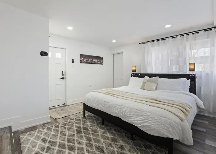 Modern Near Rosemont Allstate Arena O'hare Holiday home Des Plaines